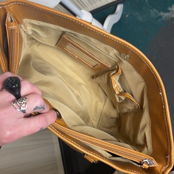 NEW! GIANI BERNINI 2021 FALL COLLECTION SHOULDER HOBO BAG NWOT - Picture 8 of 16